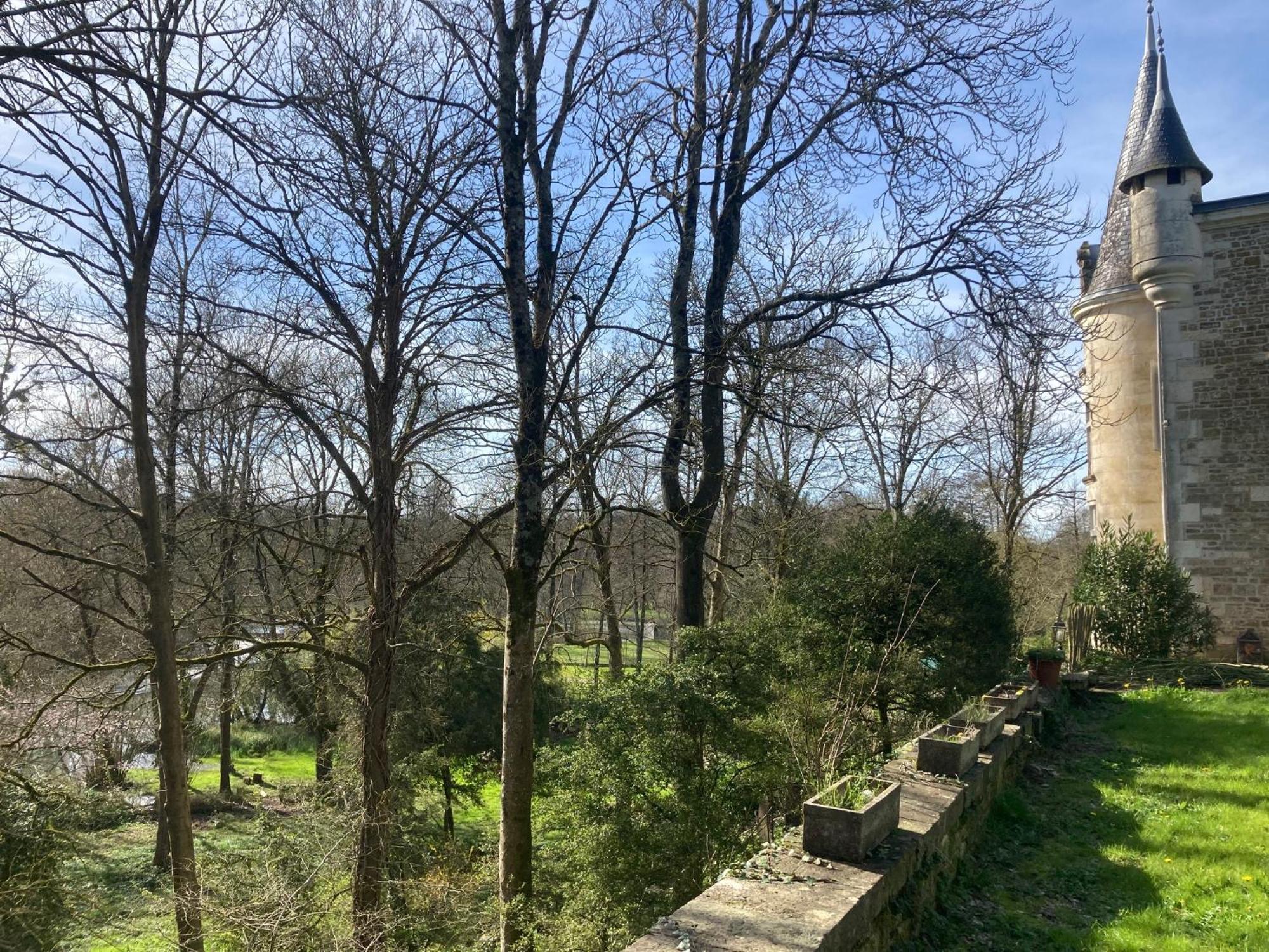 Mazette! Le Chateau Niort Bagian luar foto